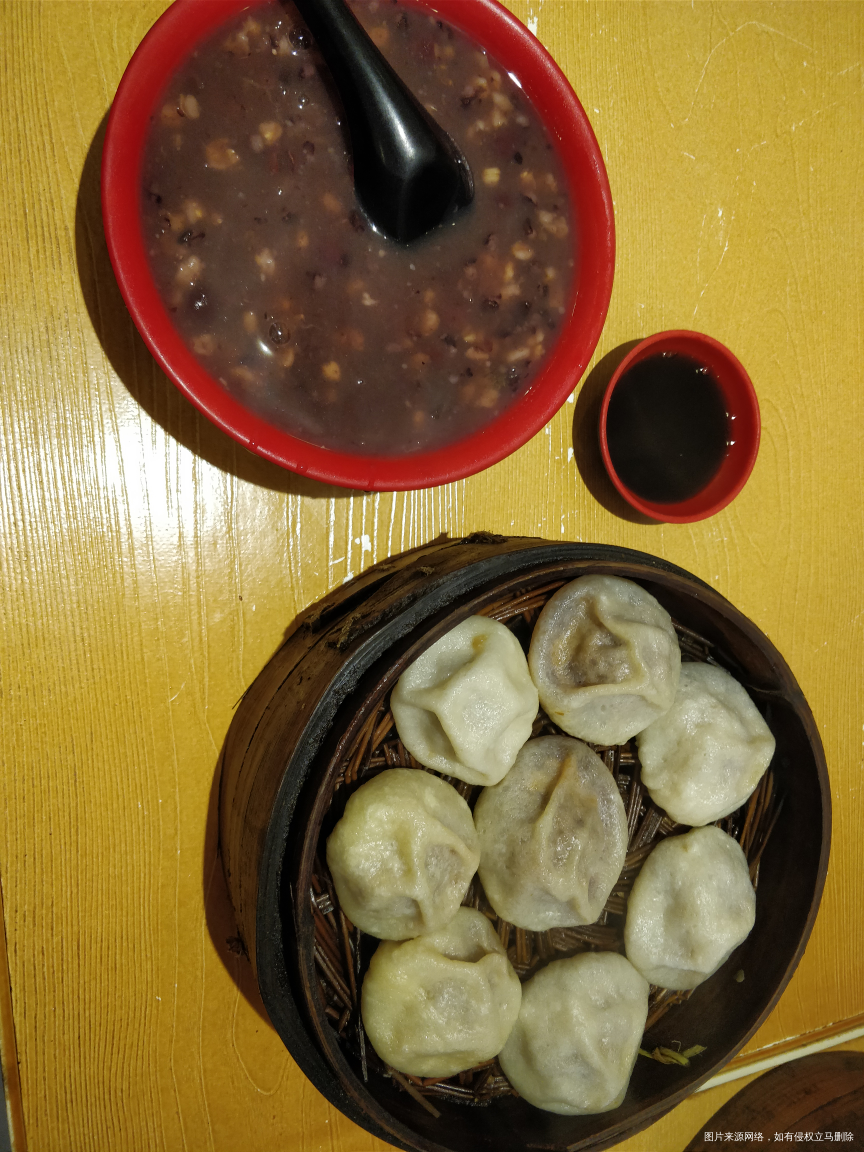早饭是一碗红豆粥和小笼包
