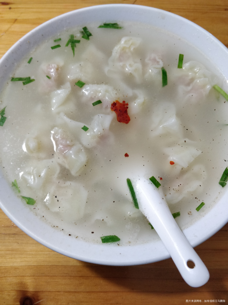 今天的早饭,一碗小混沌加鸡蛋