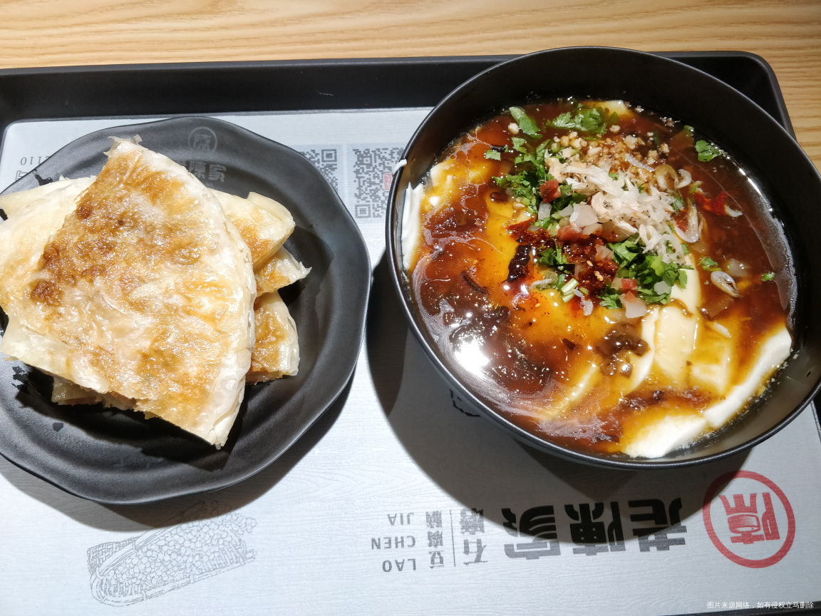 豆腐脑配馅饼,老公说吃不饱