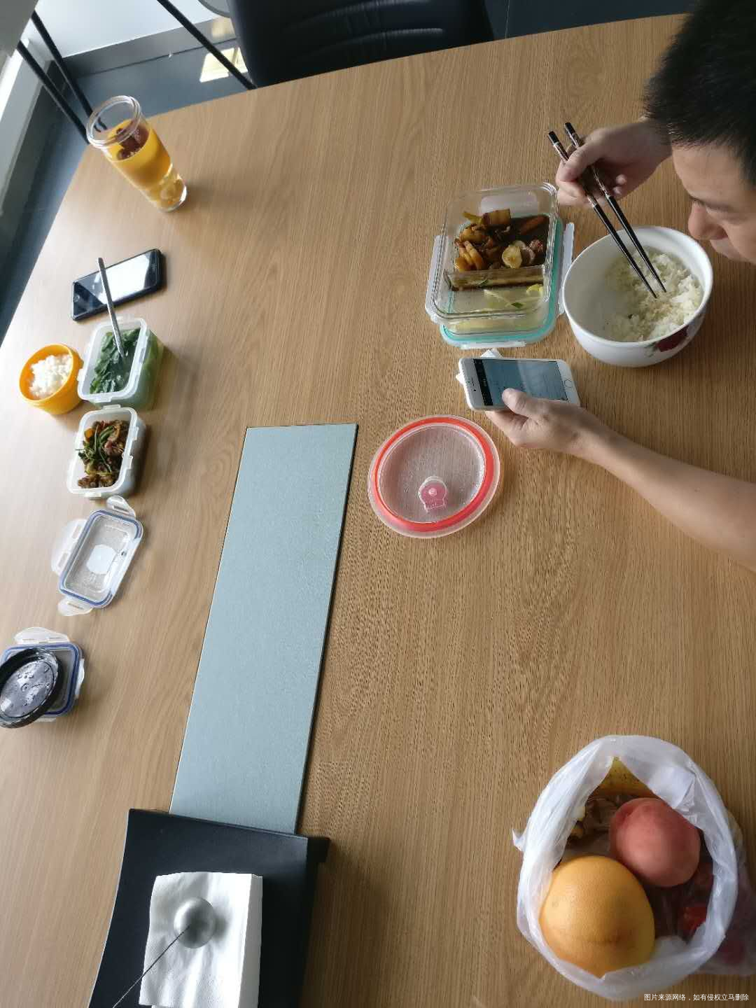 老公发来的图片,人家的午饭和他的午饭