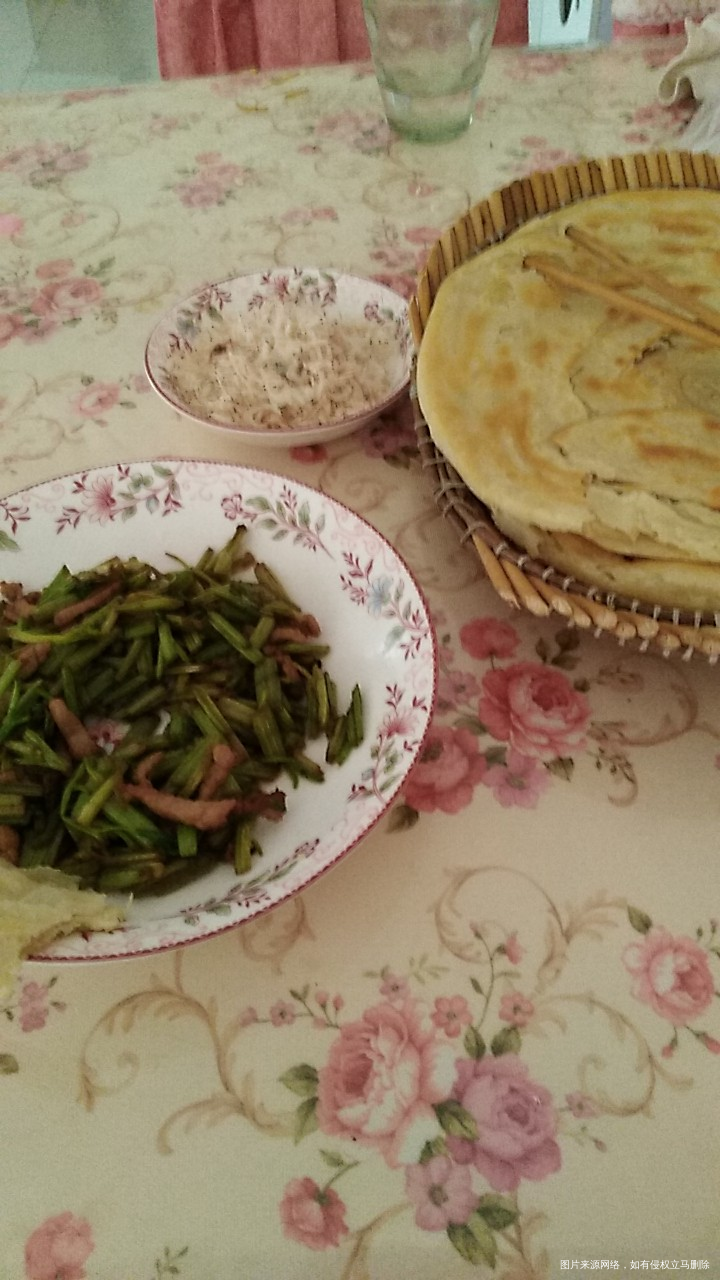 苦逼的生活啊,每顿就吃一个菜