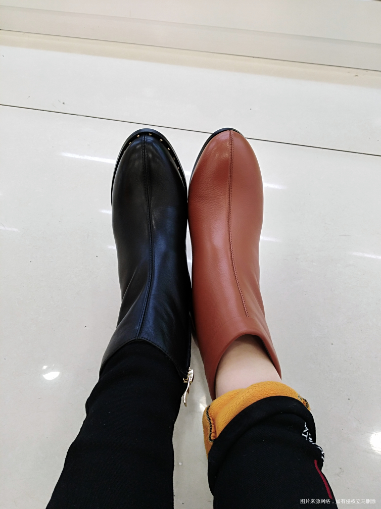 试了两双鞋,最后选了黑色的