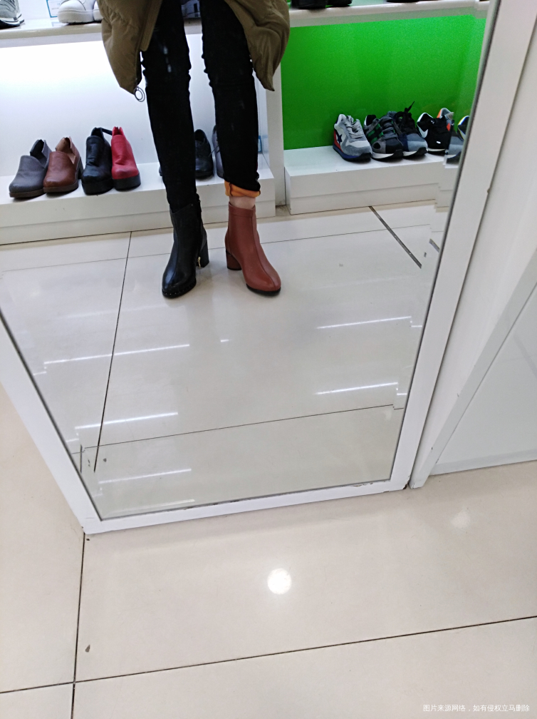 试了两双鞋,最后选了黑色的