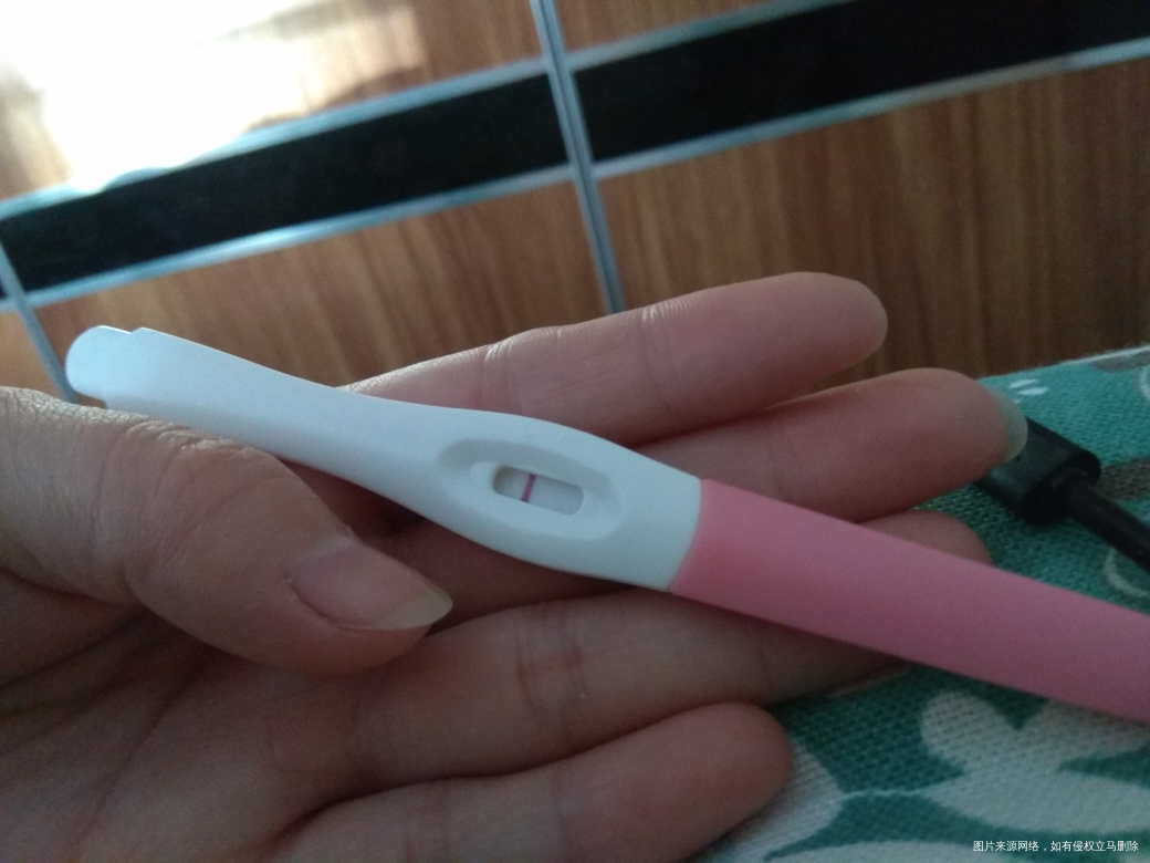 5号移植囊胚2个,今早测白板?