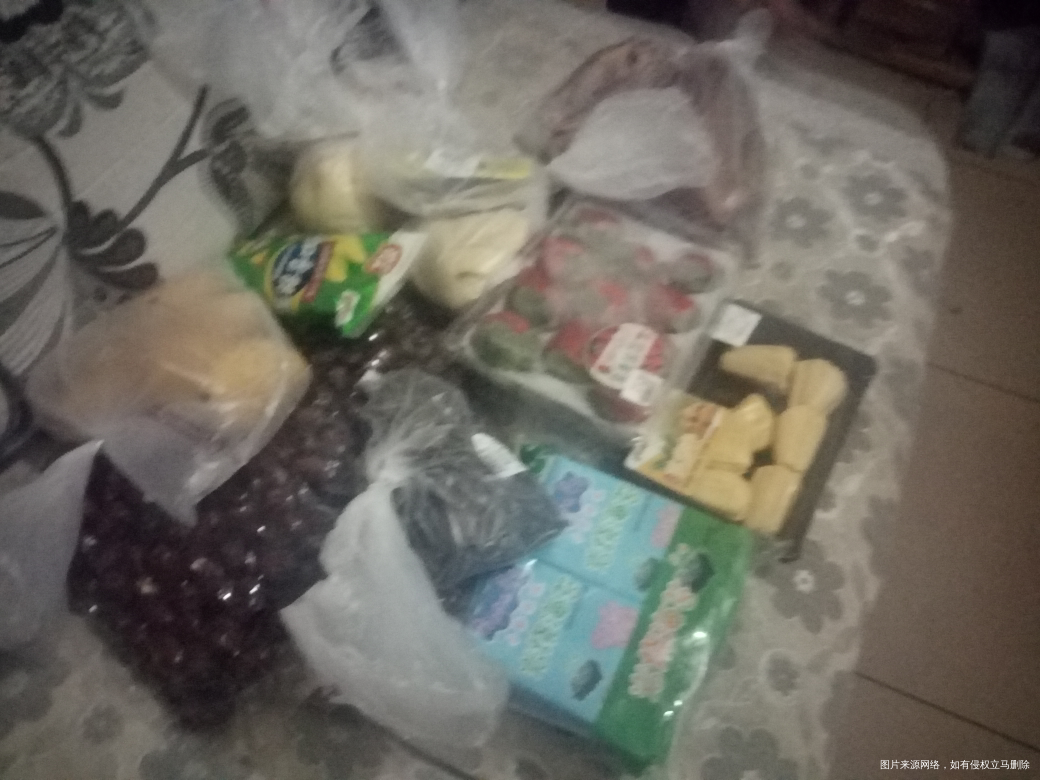 去了趟超市买了点吃的,就菠萝蜜,芒果,草莓,三样都大几十,真贵啊,自我安慰吧,不...