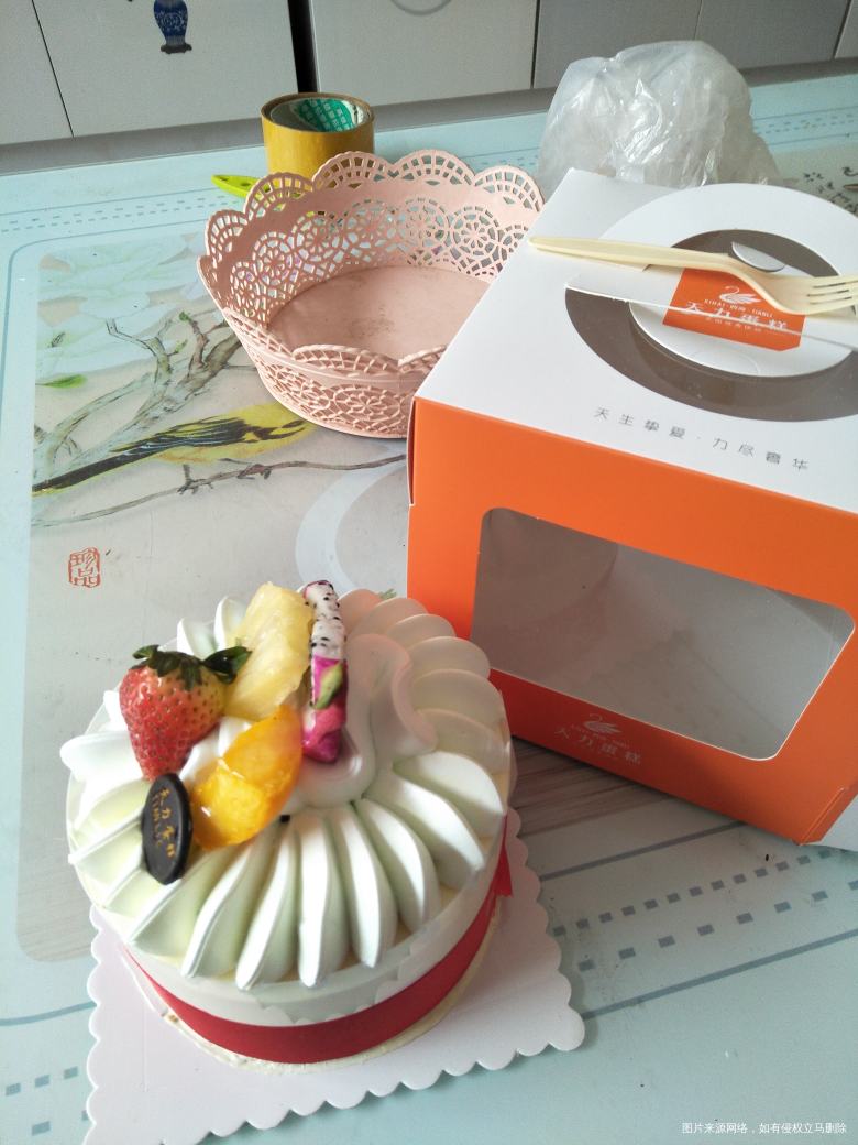 嘿嘿,买来的蛋糕现在还没吃,啥时候饿了再吃,