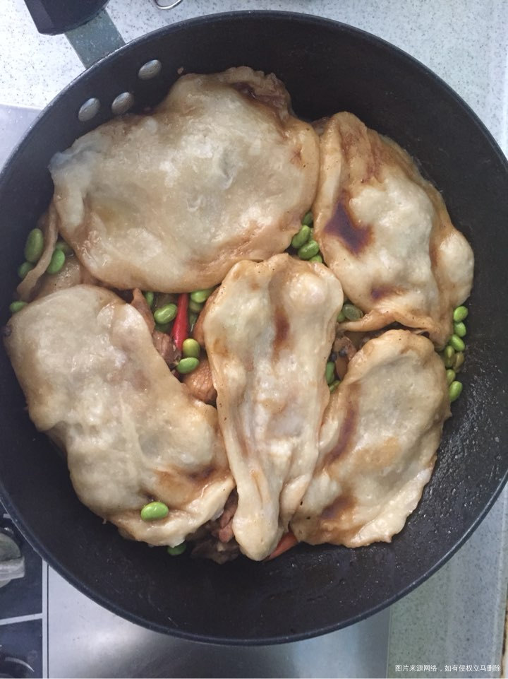 自己贴的锅饼,毛豆炖鸡肉