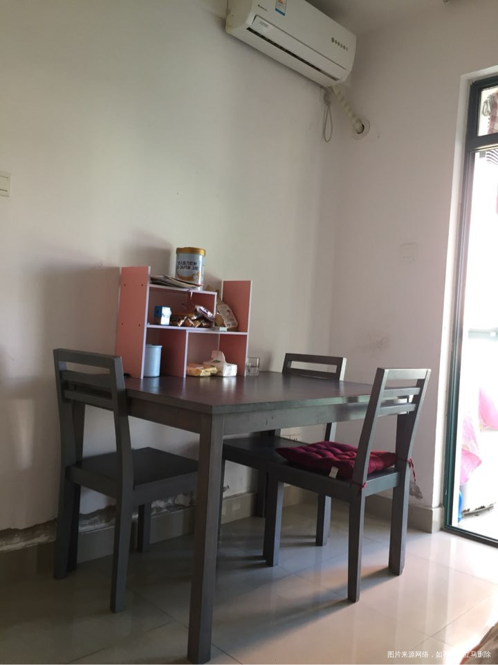 餐桌挪到了卧室,为了蹭空调