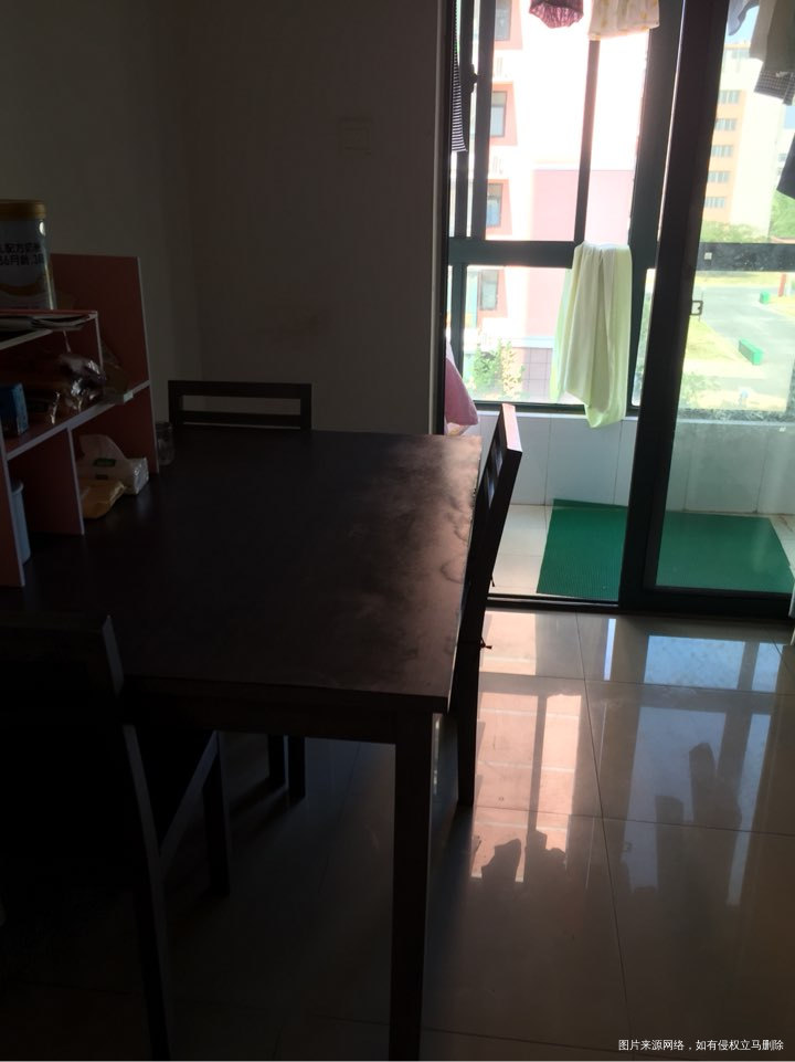 餐桌挪到了卧室,为了蹭空调