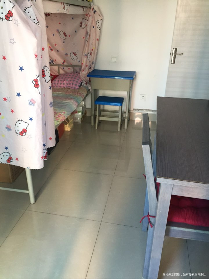餐桌挪到了卧室,为了蹭空调