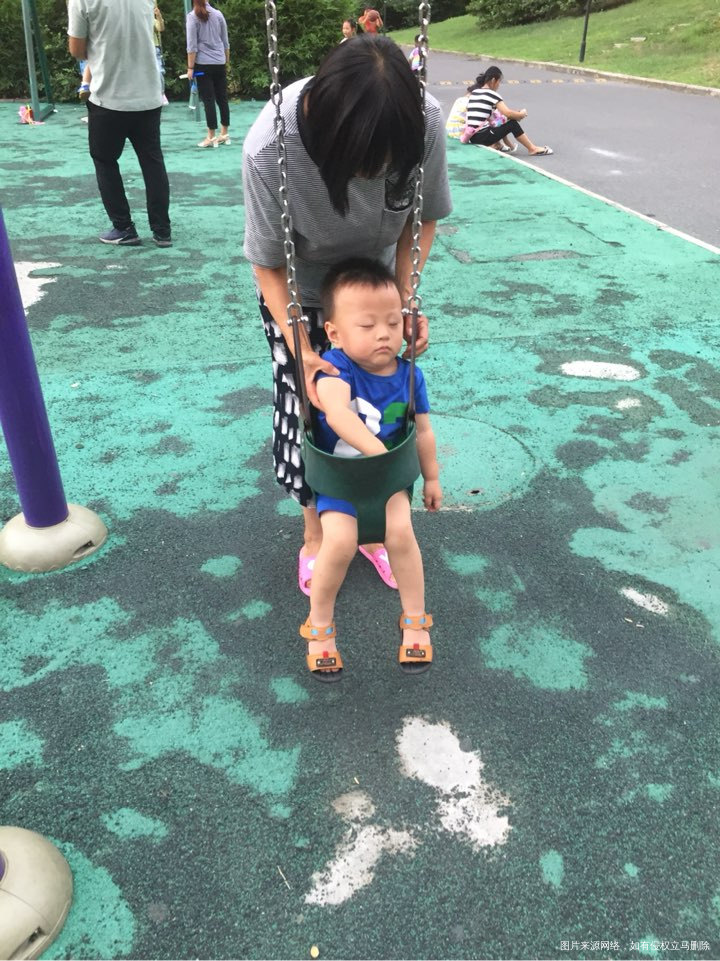 小宝在楼下玩一会睡着了