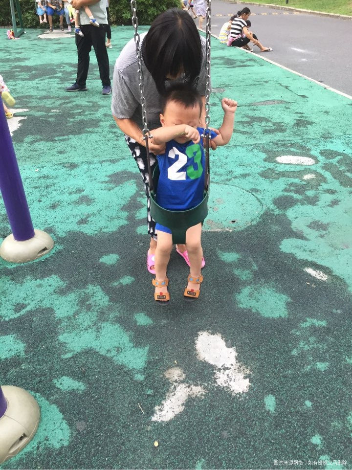 小宝在楼下玩一会睡着了