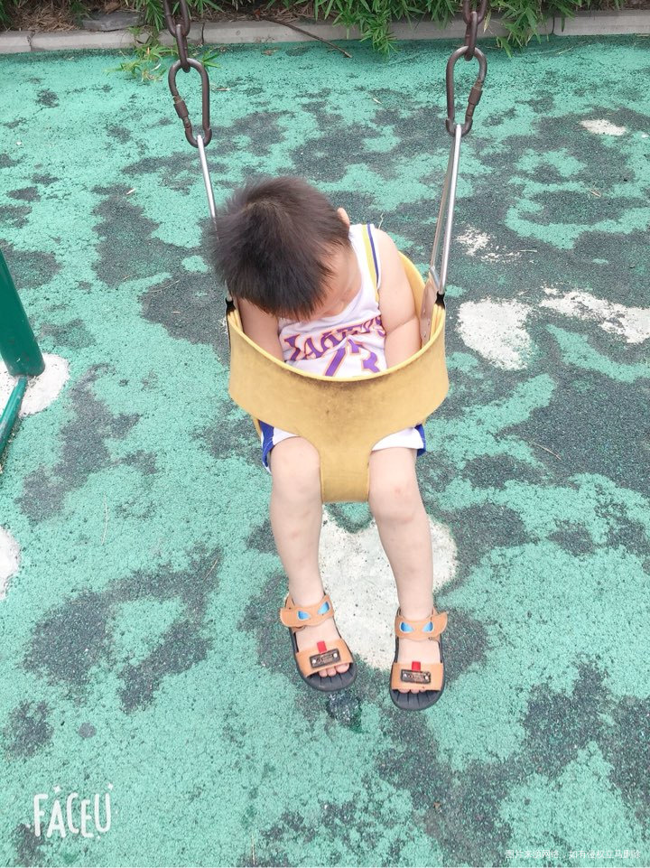 又在秋千里睡着了,抱出来又哭