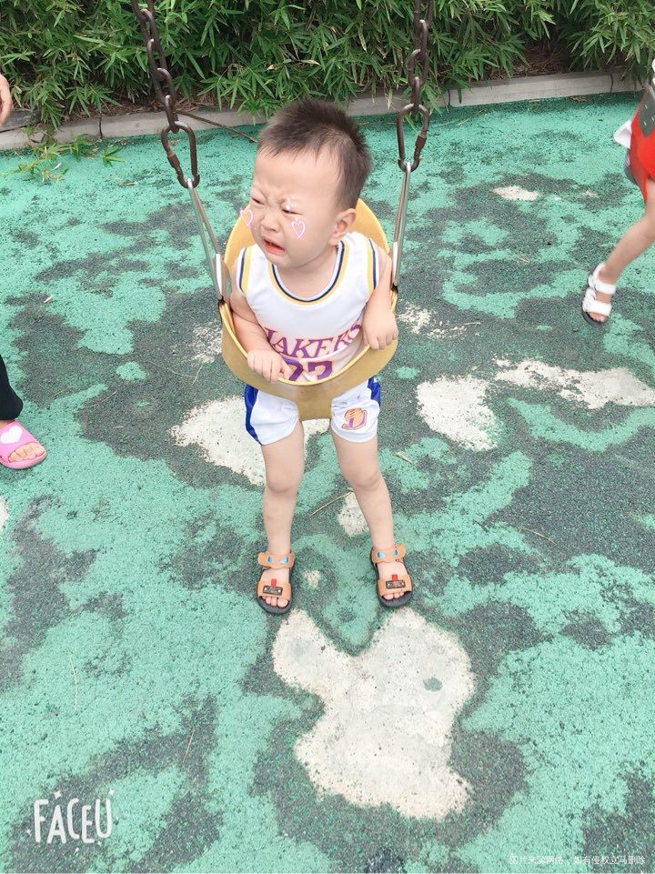 又在秋千里睡着了,抱出来又哭
