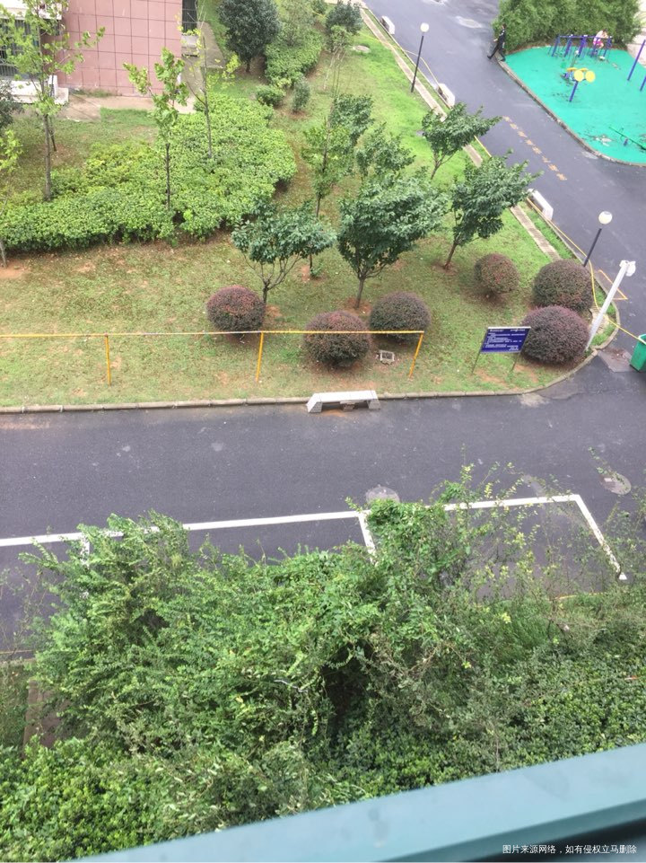 空气中湿气太重了,还是得开空调呢!