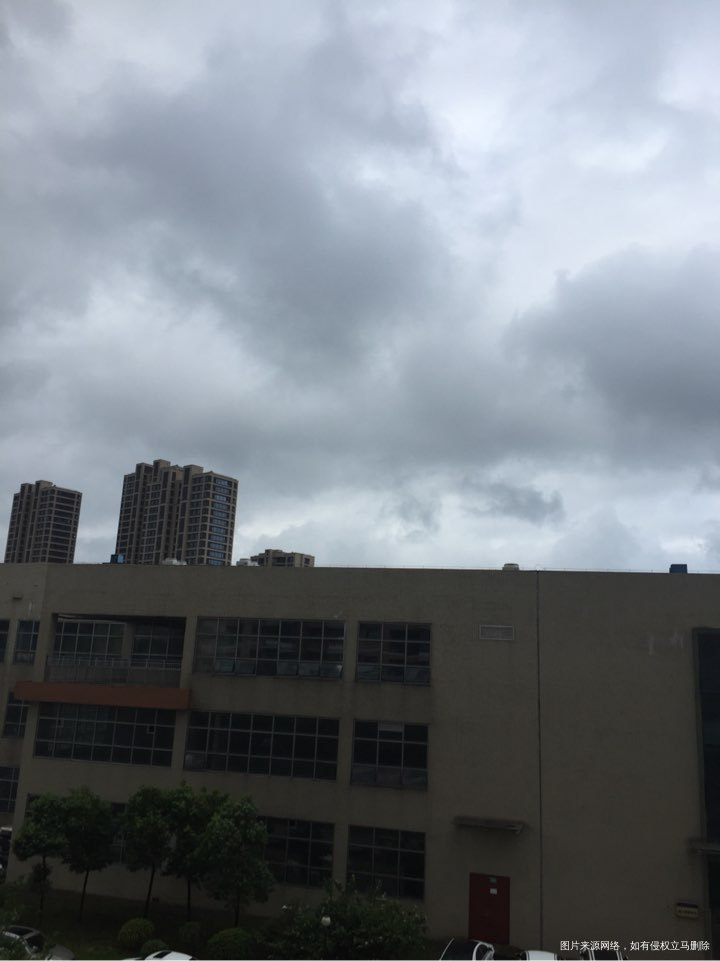 空气中湿气太重了,还是得开空调呢!