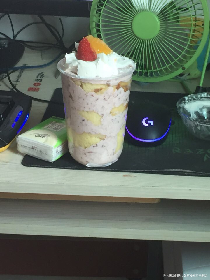那谁中午回来带了两块蛋糕