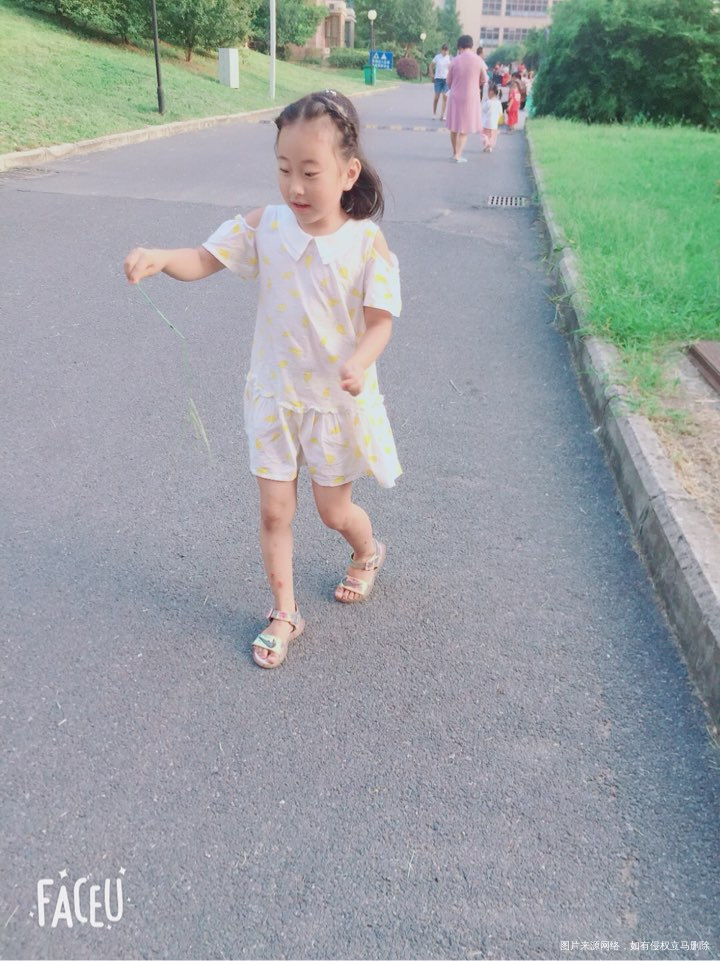 两个人总喜欢逮蚂蚁,隔三差五的