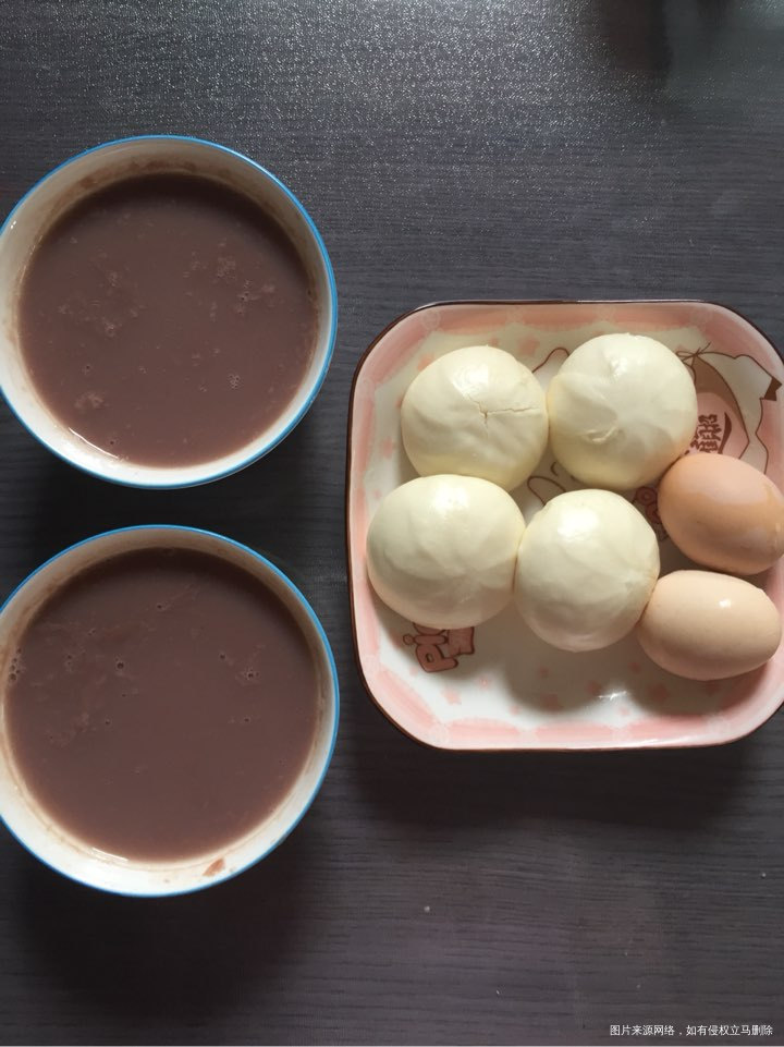 两个孩子的早餐做好了