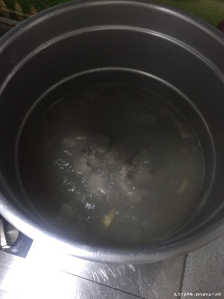 今天自己打火锅吃,正在熬汤