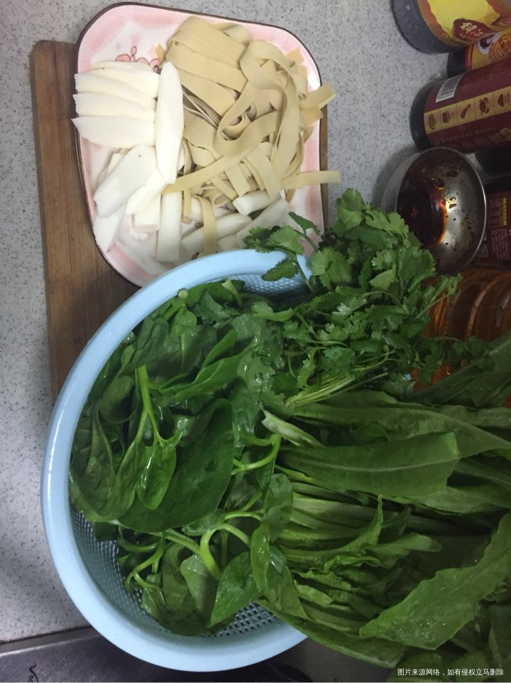 今天自己打火锅吃,正在熬汤