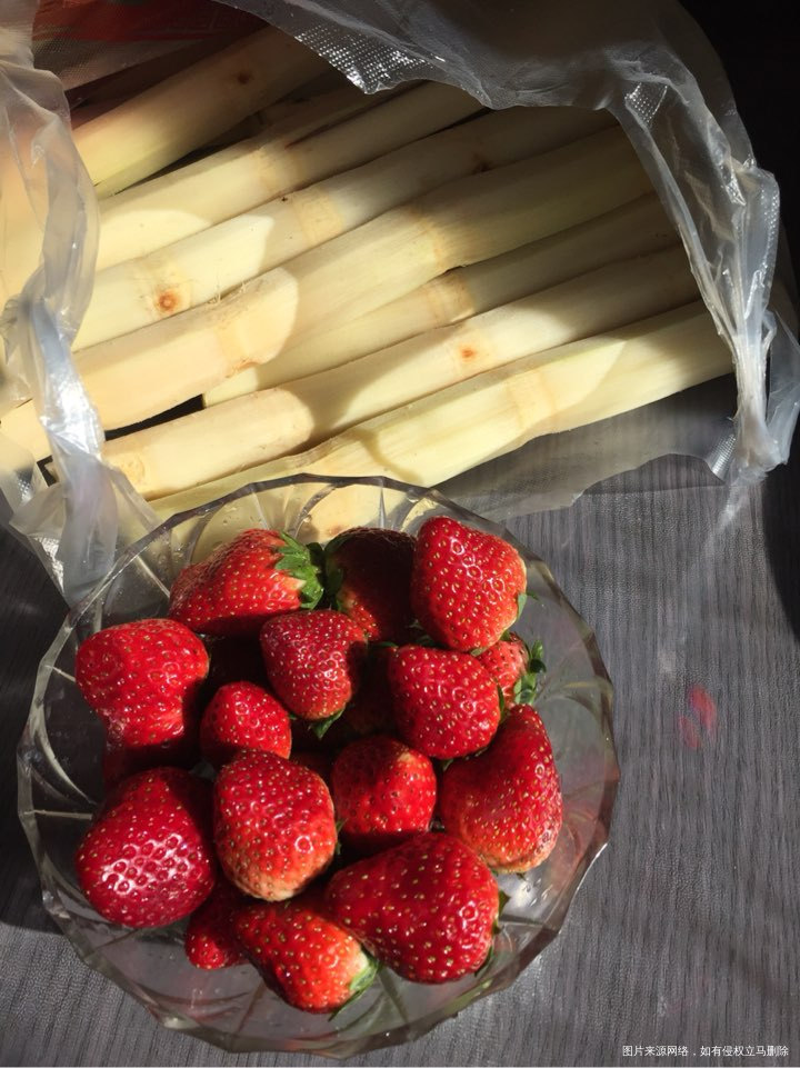 大宝心心念的草莓,她爹又买来了