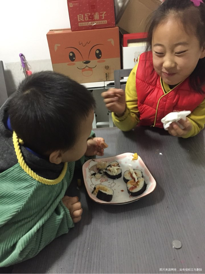 外面下雨了,大宝要吃寿司