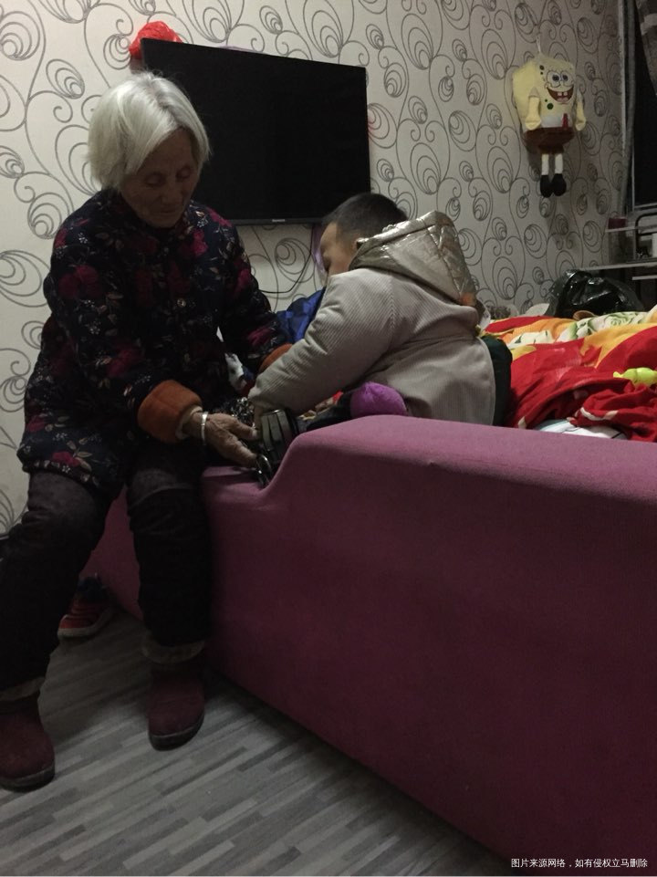 回到妈妈家,小宝就乐意跟老奶奶