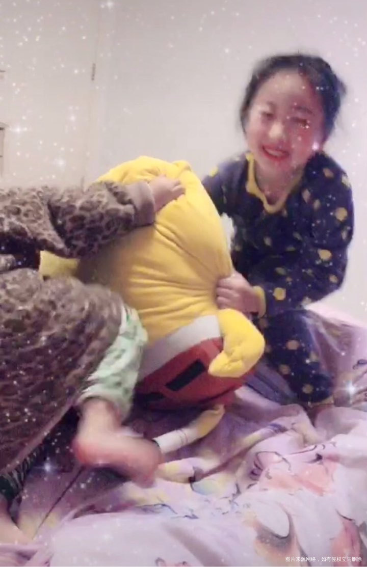 半夜了,两个人还在枕头大战