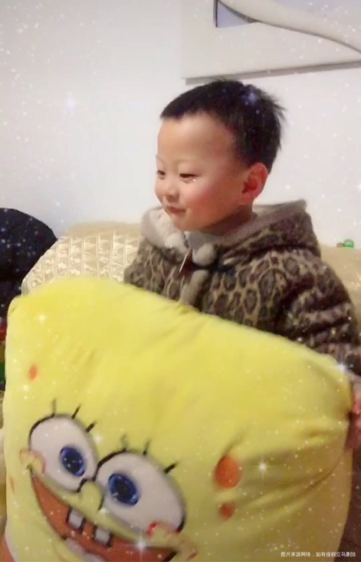 半夜了,两个人还在枕头大战