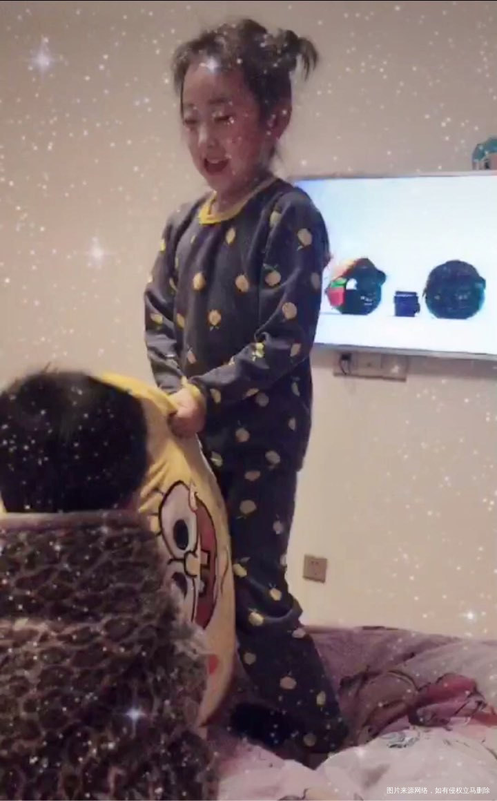 半夜了,两个人还在枕头大战