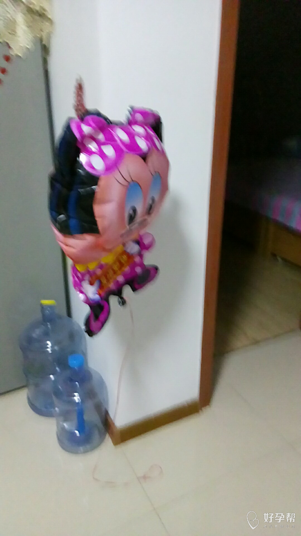 姑娘的玩具气球漏气了从屋里飘出来了