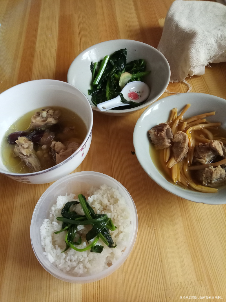 坐月子家婆在弄吃的给我还是挺用心的