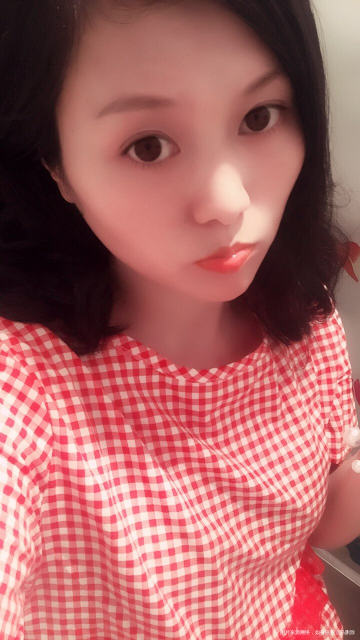 现在胎动越来越明显了,好像宝宝还会回响妈妈啦!摸一下按一下他会踢回一下好玩皮的宝...