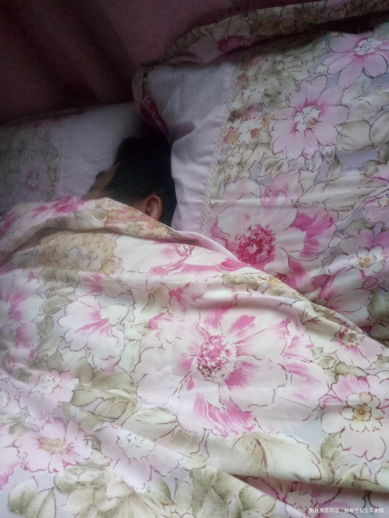 老公的各种奇葩睡姿,搞不懂他为什么都不会落枕