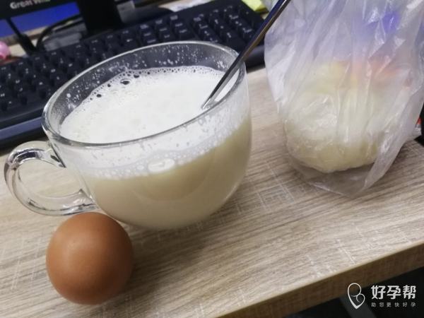 早饭一杯无蔗糖豆浆一个鸡蛋一个土豆鸡蛋的包子