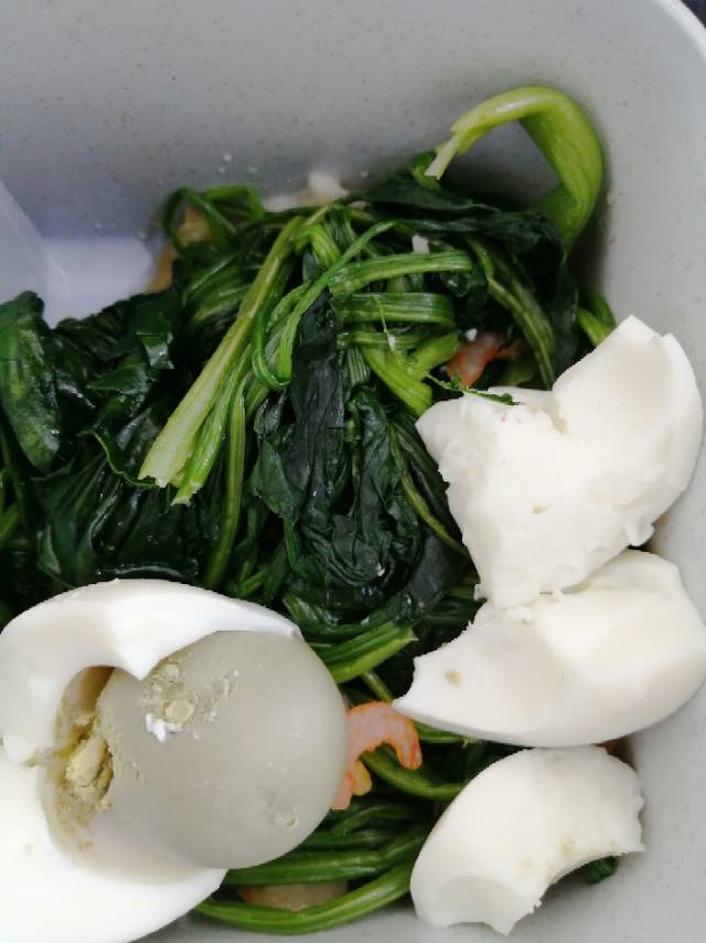 减脂餐。一个鸡蛋,一点虾仁。好多菠菜。外加一