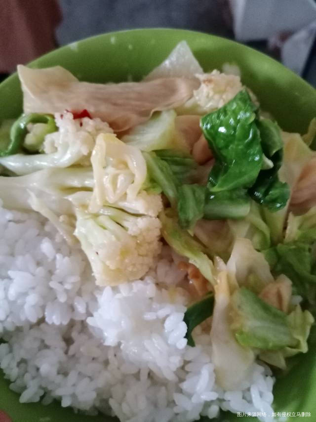 厂里吃的饭菜,还可以,最近忙着加班都没有时间