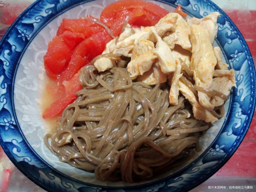 早餐鸡蛋红薯牛奶午餐西红柿鸡胸肉加荞麦面晚上