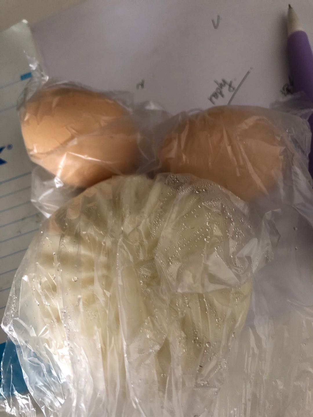 早饭一个包子一个鸡蛋午饭全家便当五点吃了一个