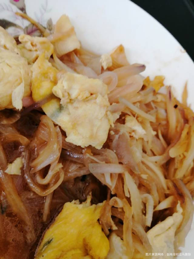 都快吃完了 才想起来拍照。葱头炒鸡蛋。感觉不