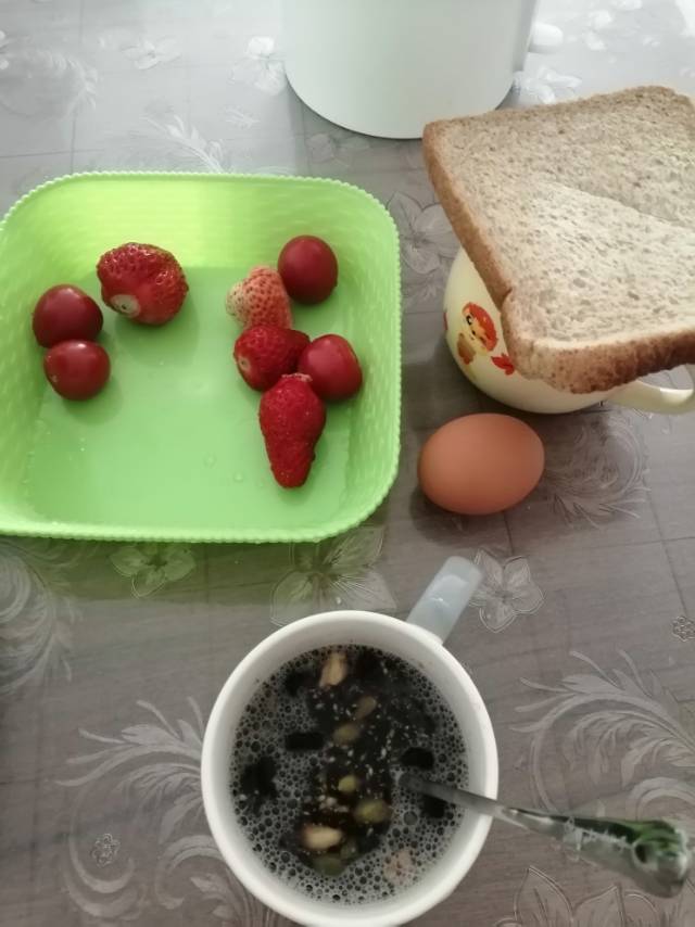 早餐,一片全麦面包切片,一个鸡蛋,一杯黑豆坚