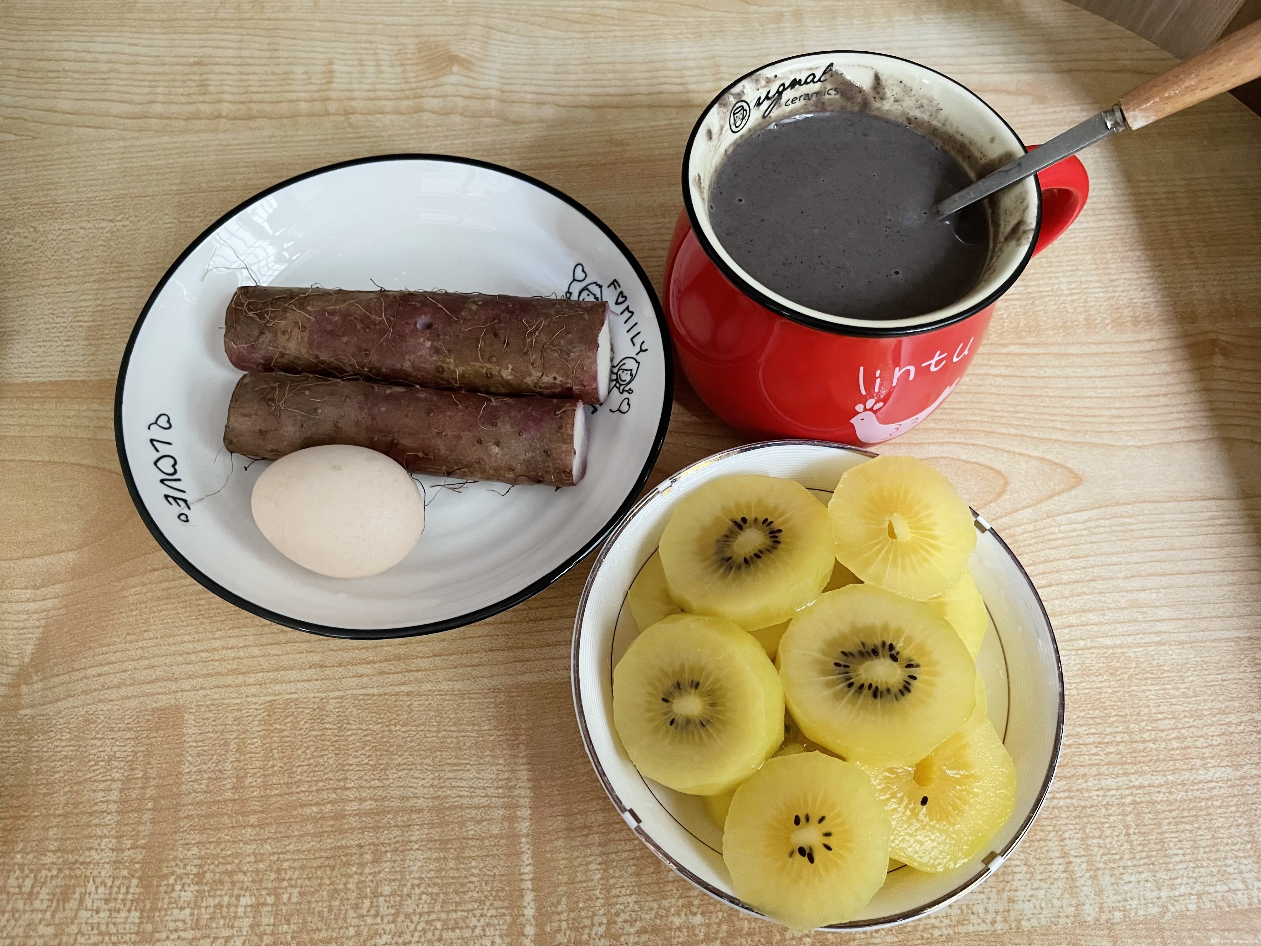今日份早餐：山药、猕猴桃、鸡蛋、黑豆浆