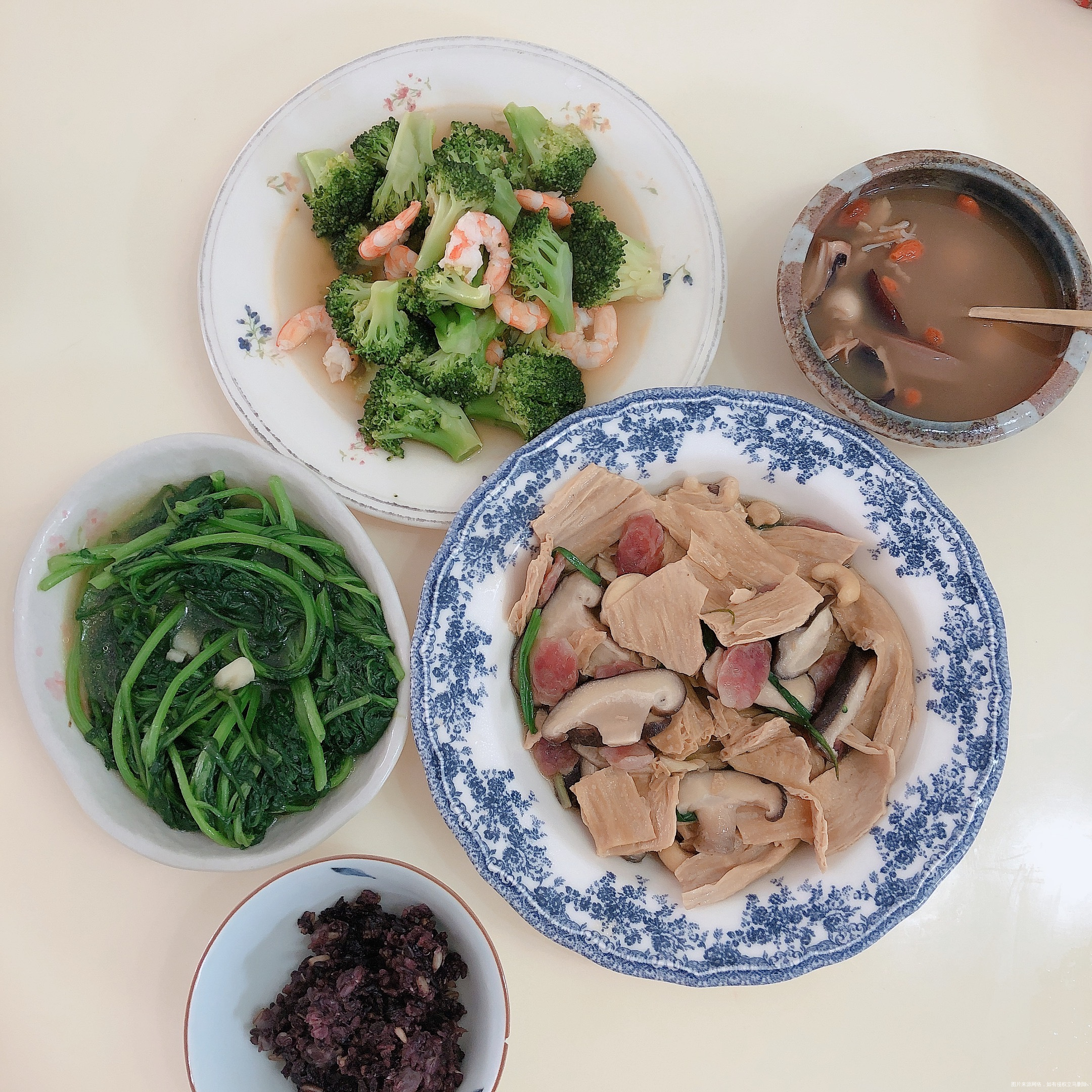 上午练了一小时瑜伽今日和家属的午餐墨鱼莲子汤