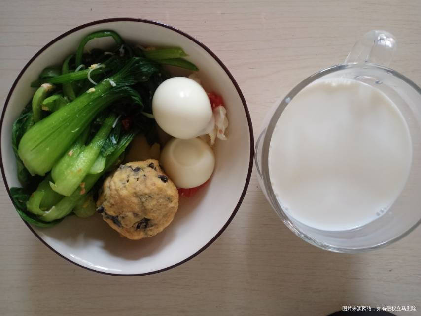 早饭,一杯牛奶,煮鸡蛋玉米面素团子,水煮青菜