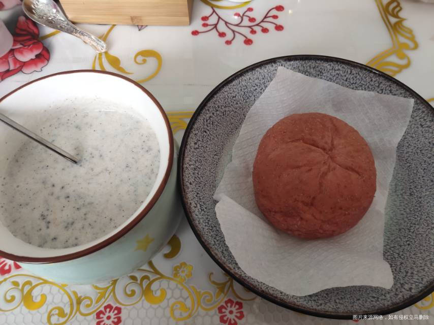 火龙果加简纯的酸奶和燕麦麸皮外加一个欧包就是