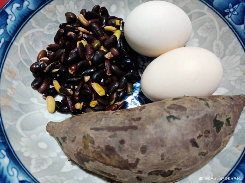 早餐鸡蛋紫薯黑豆加牛奶午餐荞麦青菜面下午加餐