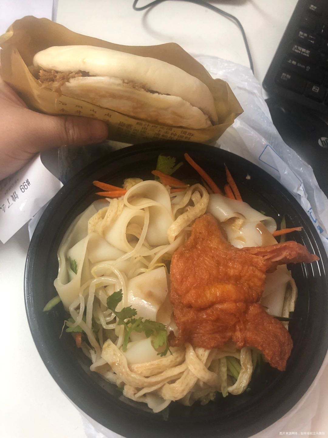 早饭一个包子一个鸡蛋中饭凉皮+肉夹馍晚饭五点