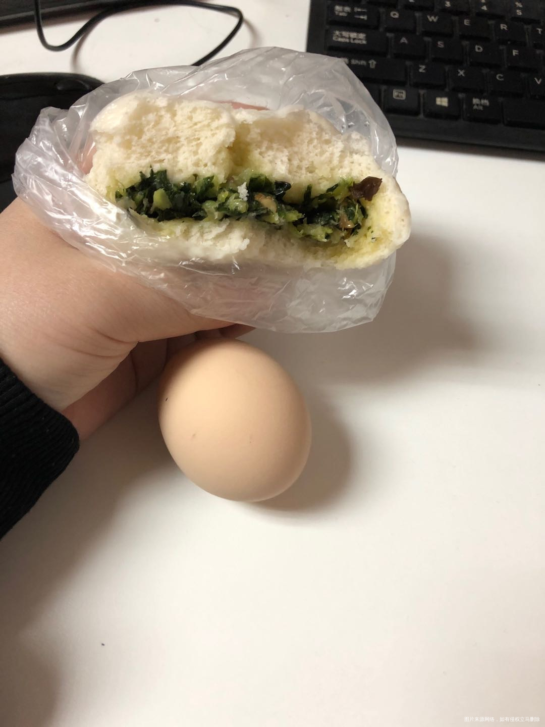 早饭一个包子一个鸡蛋中饭凉皮+肉夹馍晚饭五点