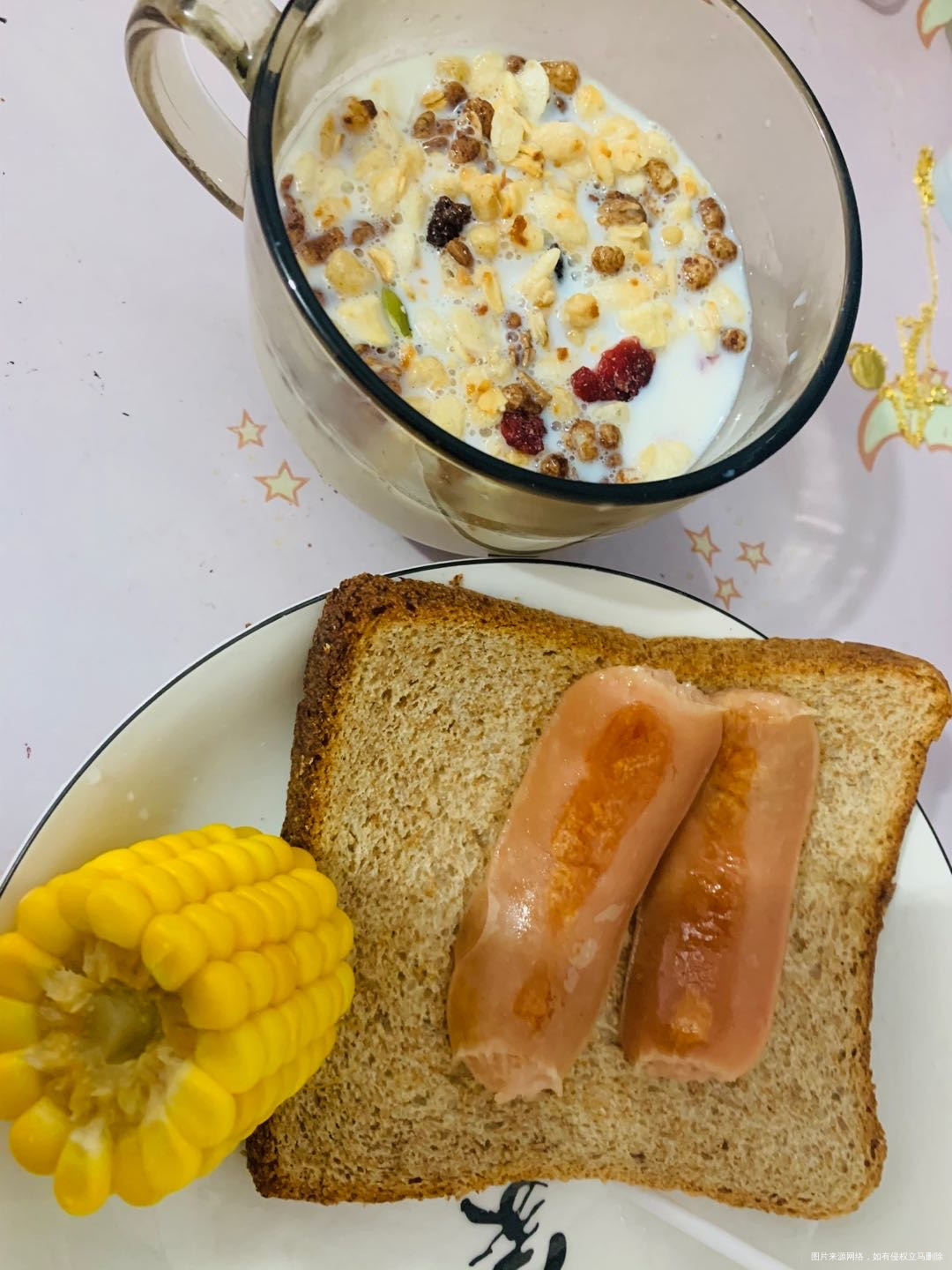 早餐 牛奶加坚果燕麦片 ,全麦面包一片加火腿